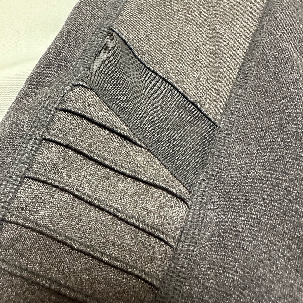 ALO YOGA MOTO LEGGING - Picture 5 of 11